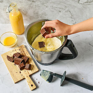 Step 2 Eierlikör-Creme zubereiten Schokolade in groben Stücken zum heißen Pudding geben