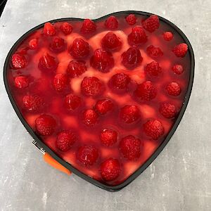 Erdbeeren und Tortenguss auf die Puddingmasse geben