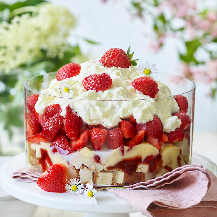 Erdbeer-Trifle mit Vanille-Sauce und Sahne