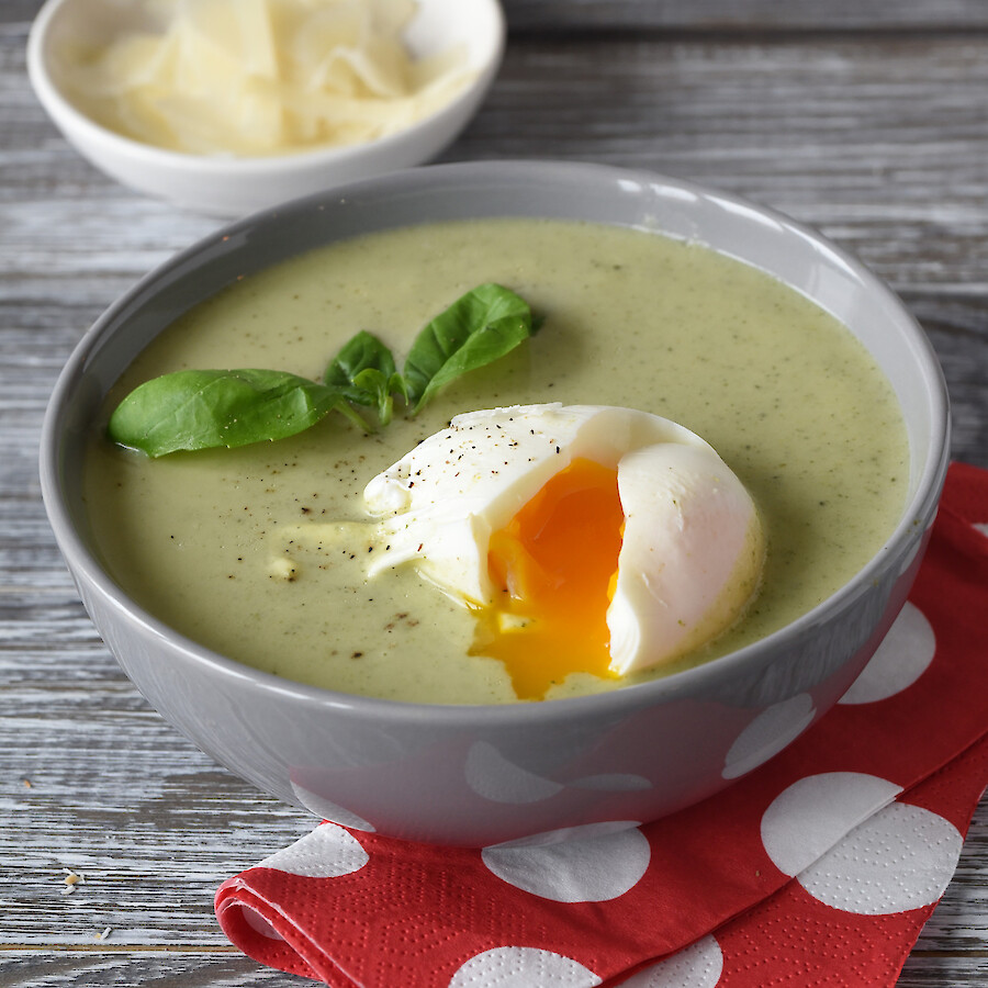 Rezepte mit Herz - Italienische Brokkoli-Cremesuppe|Italienische Brokkoli-Cremesuppemit pochiertem Ei