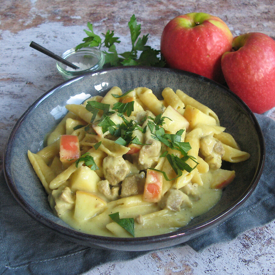 all-in-one-apfel-curry-gulasch-mit-nudeln
