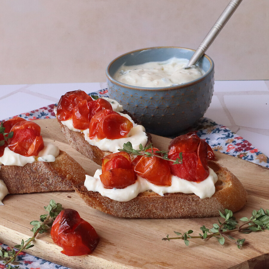 Crostini mit Whipped Ricotta und gerösteten Kirschtomaten aus dem ...