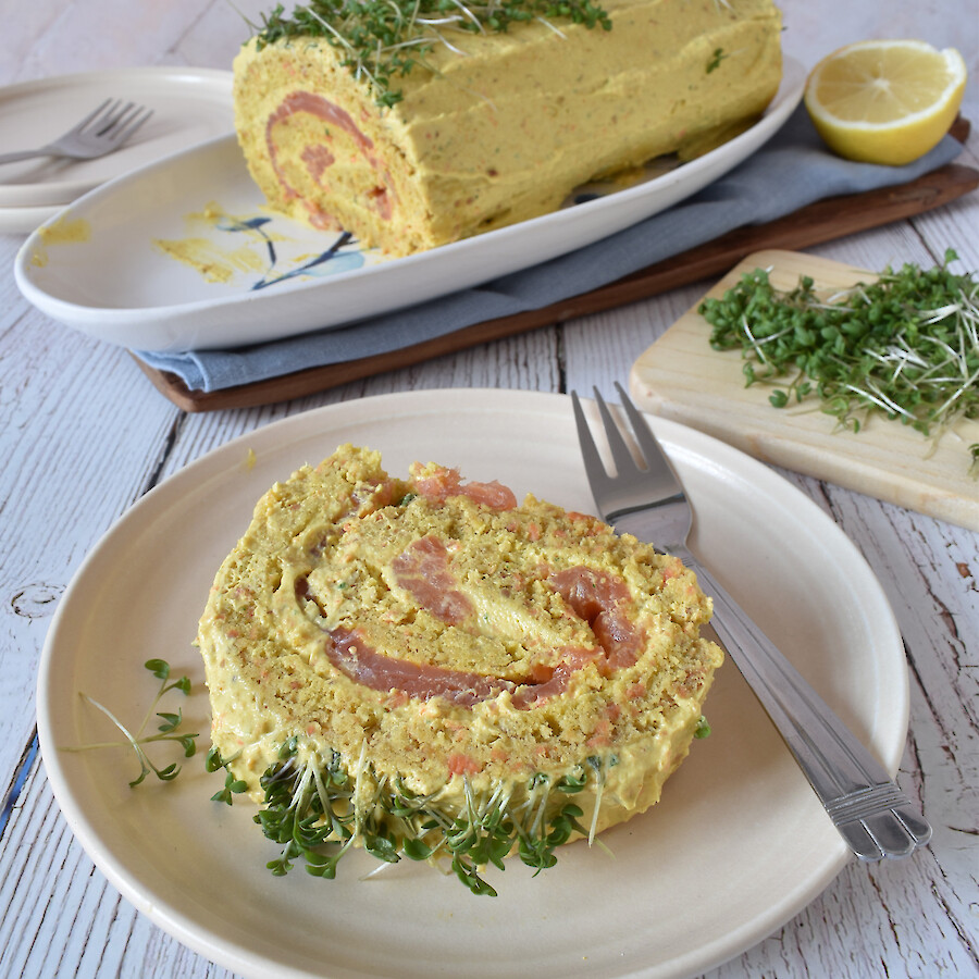 Herzhafte Lachs-Biskuitrolle