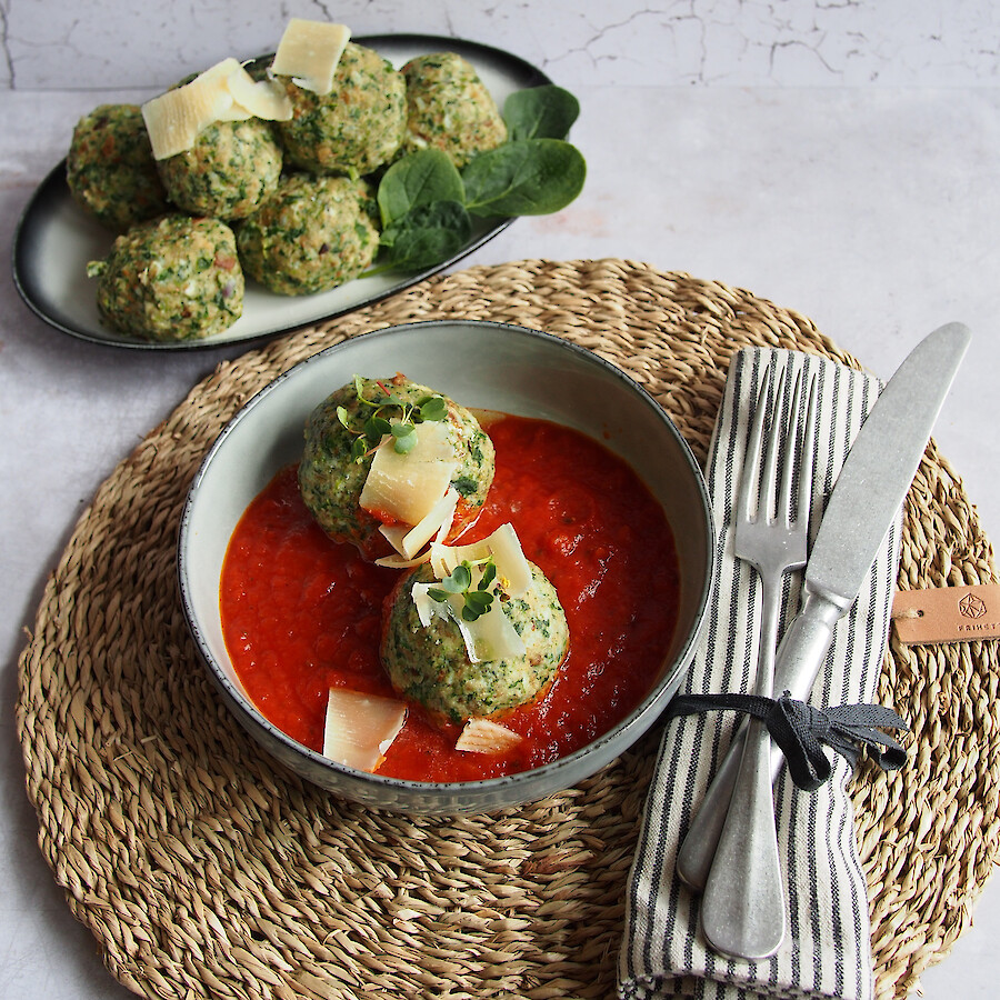 Spinatknödel mit Tomatensauce
