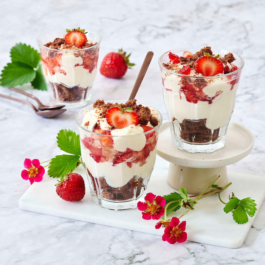 Erdbeer-Brownie-Trifle mit Eierlikörsauce