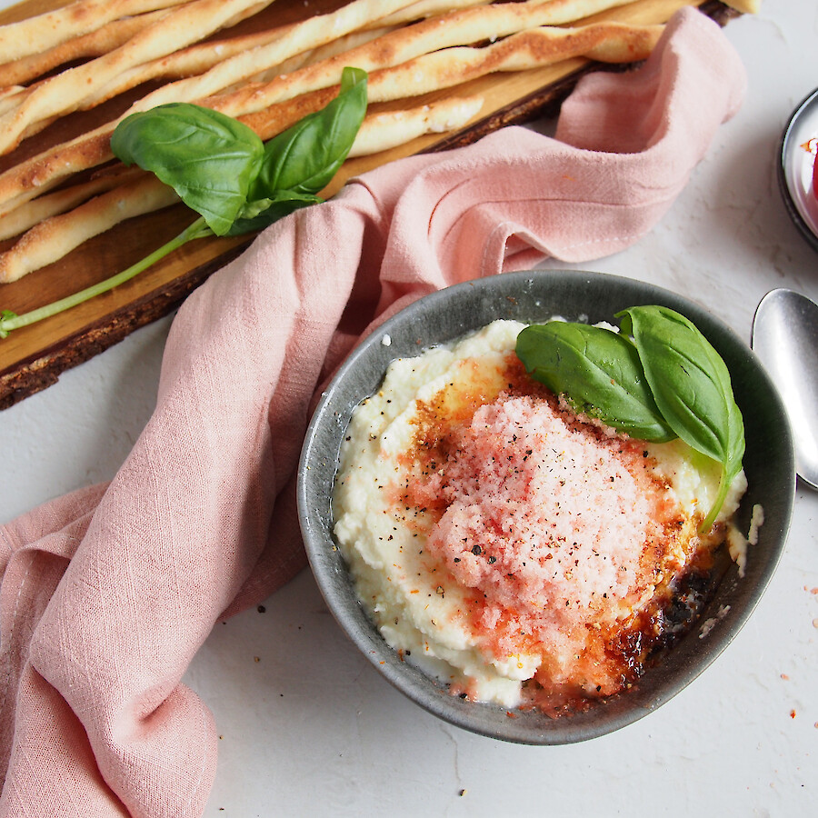 Schnelle Grissini mit Tomaten-Mozzarella-Dip